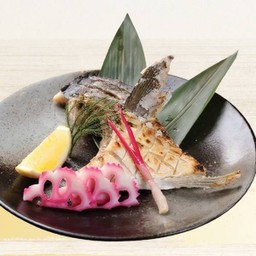 แก้มปลาฮามาจิย่างเกลือ/Hamachi Kama shio