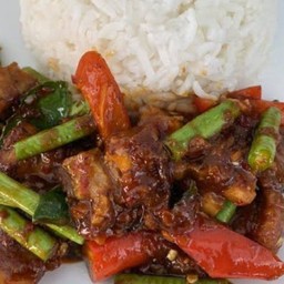 ข้าวหมูกรอบผัดพริกแกง