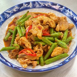 ไก่ผัดพริกแกง