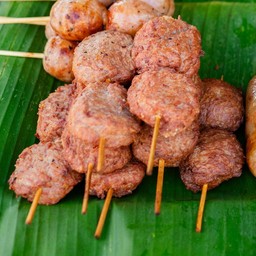 หมูปิ้งไส้กรอกอีสานประตู 4 ร.ร.อำมาตย์🐷