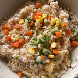 ข้าวผัด ผัก 3 สี (ระบุเนื้อสัตว์)