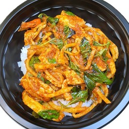 ข้าวราดผัดพริกแกงแดง หน่อไม้