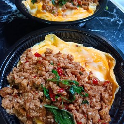 ข้าวกะเพราหมูสับไข่ข้น