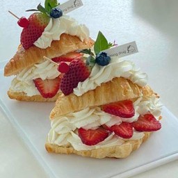 ครัวซองต์ครีมสดสตรอเบอรี่