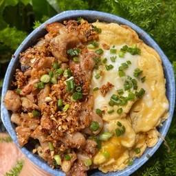 ข้าวหน้าไข่ข้นผัดกระเทียม (ระบุเนื้อสัตว์)