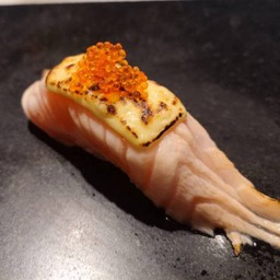 Salmon Chesdale Cheese Sushi/ซูชิแซลมอนเชสด้าชีส