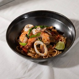 Tomyum seafood pasta (creamy)