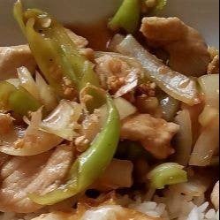 ข้าวราดผัดพริกหยวก
