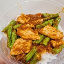 ข้าวผัดพริกแกงหมู ถั่วฟักยาว