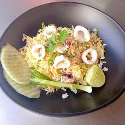 ข้าวผัดปลาหมึก