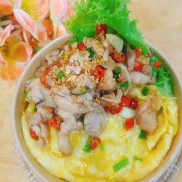 ข้าวไก่ชิ้นคั่วพริกเกลือ & ไข่ข้น นมสด