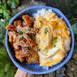 ข้าวหน้าไข่ข้นผัดซอสเกาหลี (เผ็ด) (ระบุเนื้อสัตว์)
