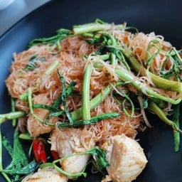หมี่ผัดกระเฉดไก่