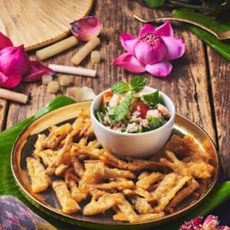 ยำสายบัวกรอบกุ้งสดหมูสับ