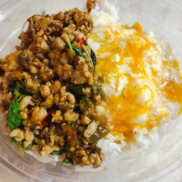 ข้าวกะเพราหมูสับไข่ข้น