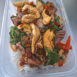ข้าวราดกะเพราไก่+เครื่องใน