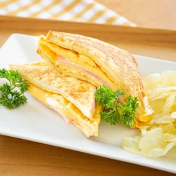 โทสต์ ไข่ แฮม ชีส ( Grill Toast )