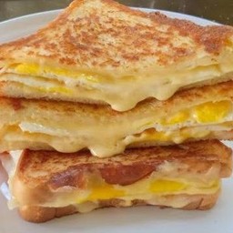 โทสต์ ไข่ ชีส อบร้อน ( Grill Toast )