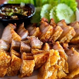 หมูกรอบจิ้มแจ่ว