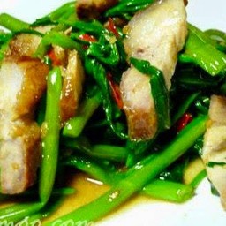 ผัดผักบุ้งหมูกรอบกับข้าว