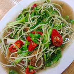 ต้นอ่อนทานตะวันผัดหมูกรอบ