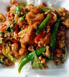 กะเพราหมูสับกากหมูราดข้าว