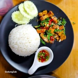 ผัดพริกแกงหมูกรอบราดข้าว