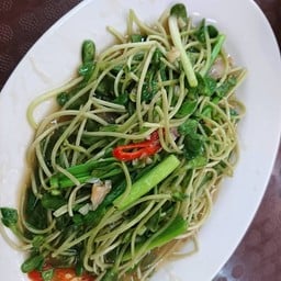ต้นอ่อนทานตะวันผัดปลาเค็ม