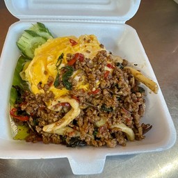 ข้าวกระเพราปลาหมึกหมูสับ