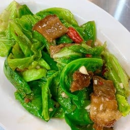 แขนงผัดน้ำมันหอยหมูกรอบ
