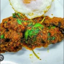 ข้าวเครื่องแกงปลาดุกไข่ดาว