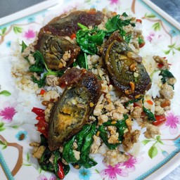 ข้าวราดกะเพราไข่เยี่ยวม้า