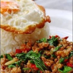 ข้าวกระเพราไก่ไข่ดาว