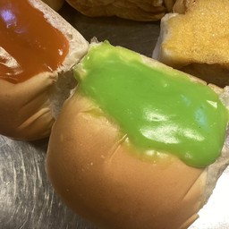 ปังนึ่งไส้ทะลัก สังขยาใบเตย