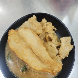 ราดหน้าเส้นใหญ่ทอดปลา