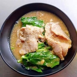 เส้นหมี่ราดหน้าหมู