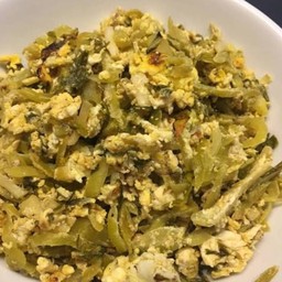 ผัดผักกาดดองใส่ไข่เป็นกับ