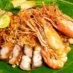 ผัดไทยกุ้งหมูกรอบ