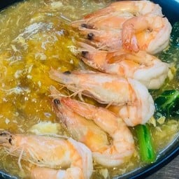 ราดหน้าเส้นใหญ่ห่อไข่ กุ้ง