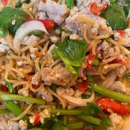 ยำมาม่าหมูสับ