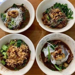 ก๋วยเตี๋ยวเรือกรุงเก่า ลุงขาว เส้นเล็ก น้ำตกหมู