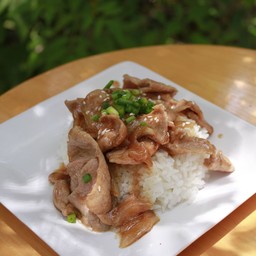 ข้าวหมูผัดซอสยากินิกุ