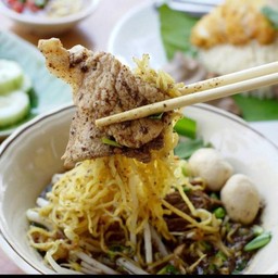 บะหมี่เหลือง น้ำตกหมู