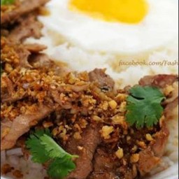 ข้าวเนื้อทอดกระเทียมไข่ดาว
