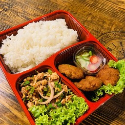ข้าวลาบหมูทอดมันปลากราย