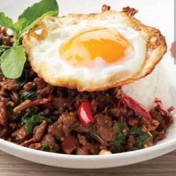 ข้าวกระเพราเนื้อไข่ดาว