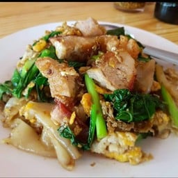 ผัดซีอิ้ว หมูกรอบ