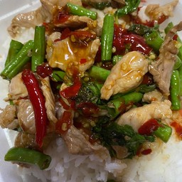 ข้าวราดกระเพราหมูชิ้น