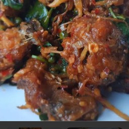 ผัดเครื่องแกงปลาดุกกรอบ (กับข้าว)