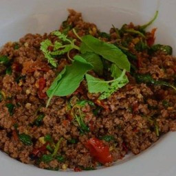 กะเพราเนื้อสับราดข้าว